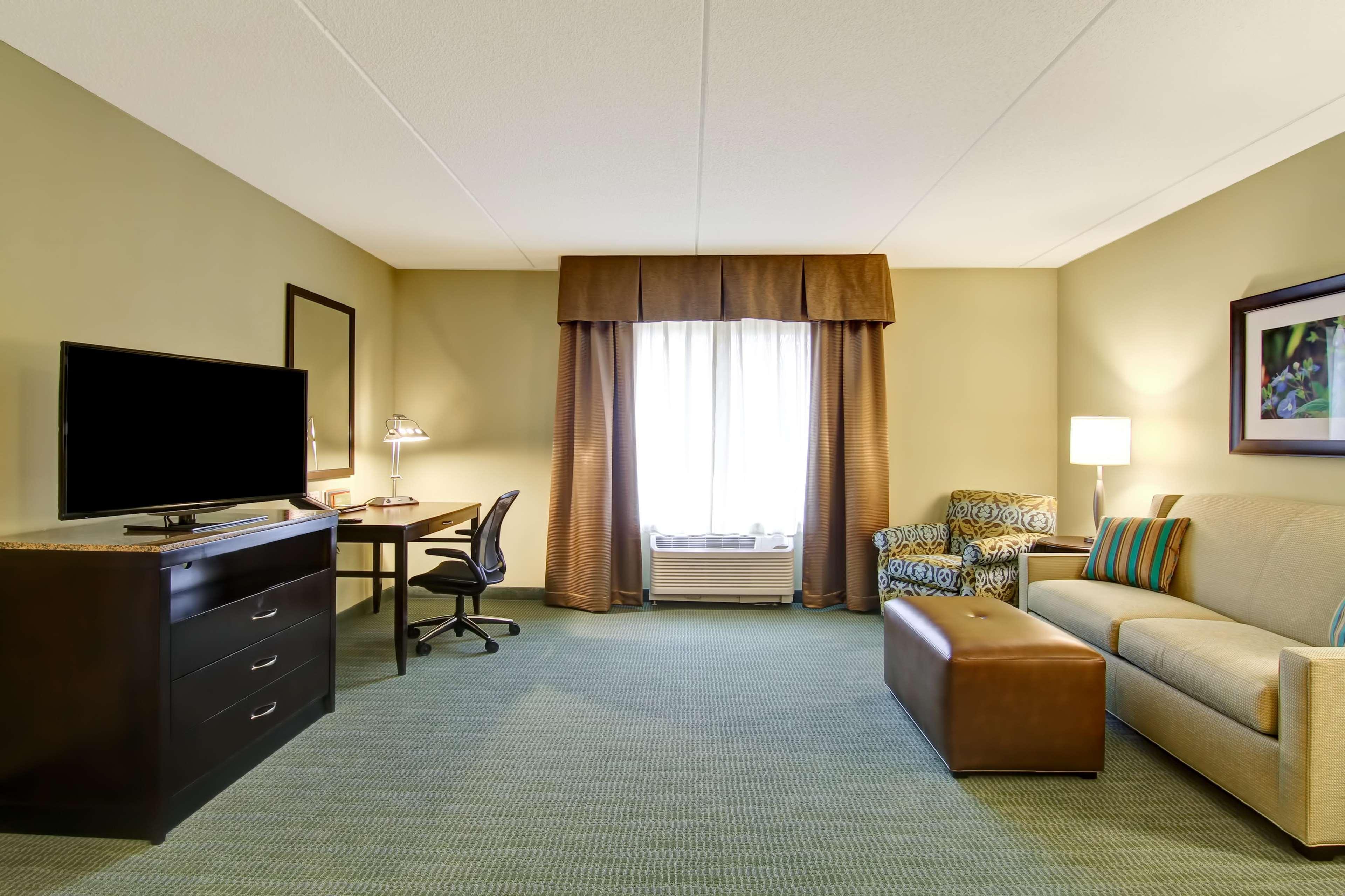 Hilton Garden Inn Woodbridge Dış mekan fotoğraf