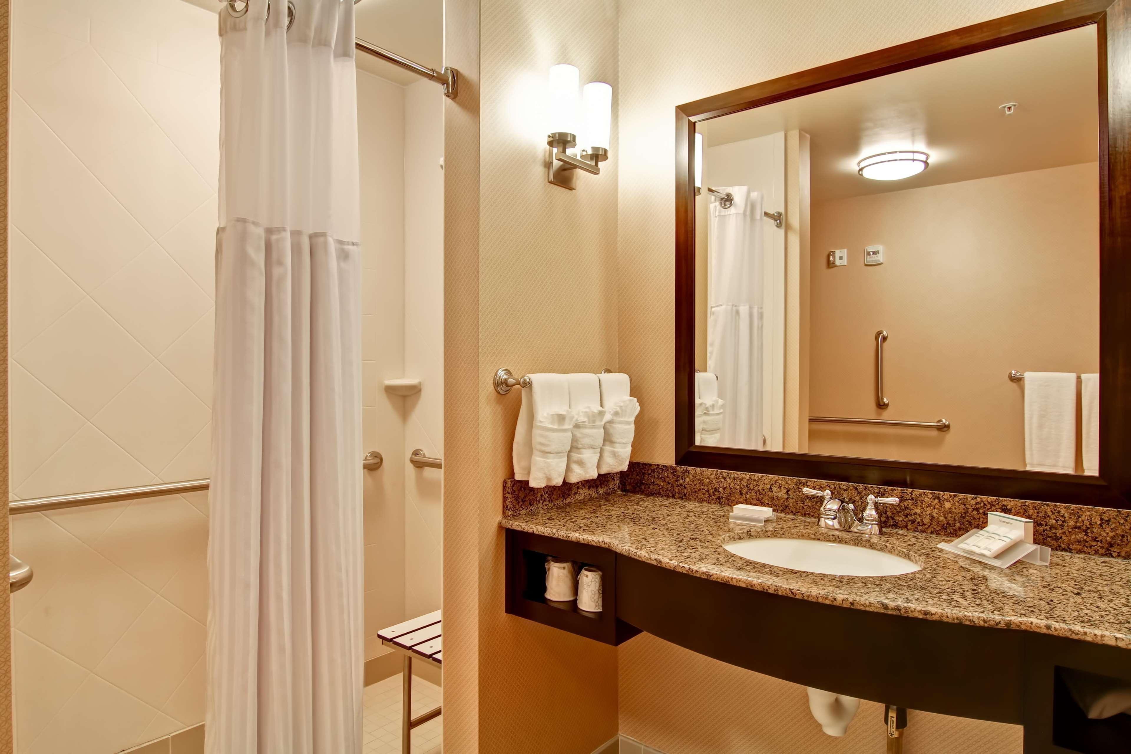 Hilton Garden Inn Woodbridge Dış mekan fotoğraf