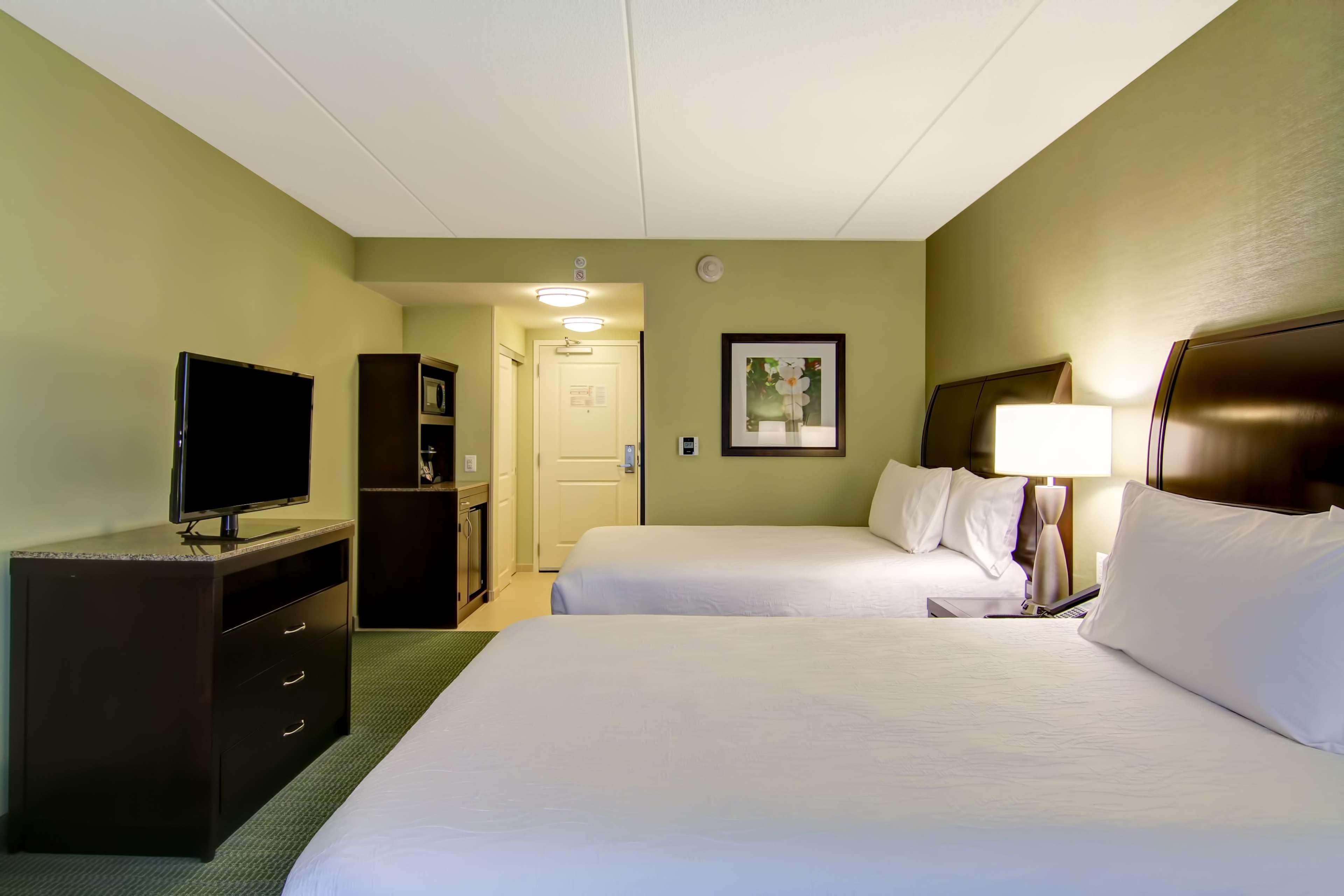 Hilton Garden Inn Woodbridge Dış mekan fotoğraf