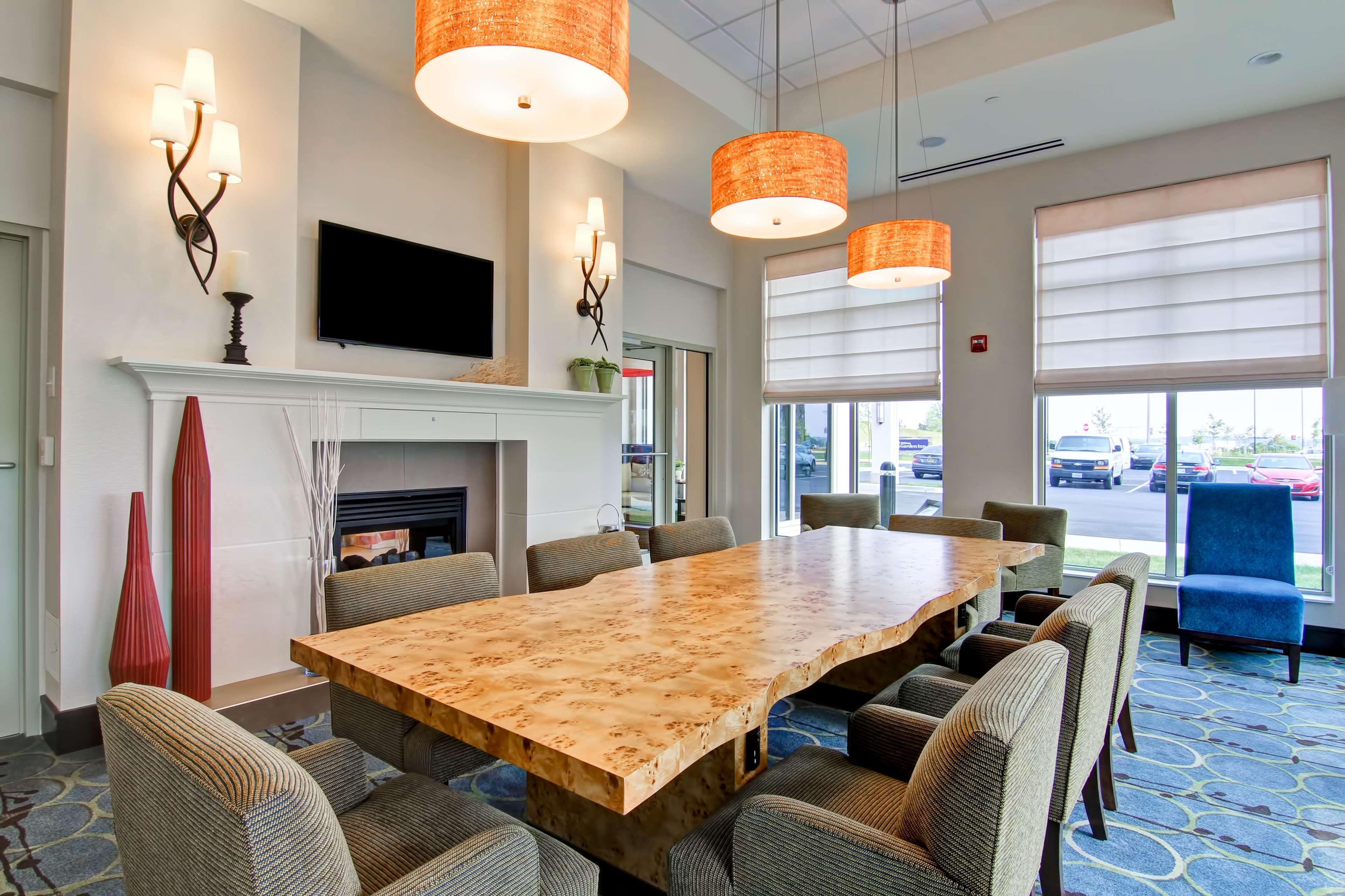 Hilton Garden Inn Woodbridge Dış mekan fotoğraf