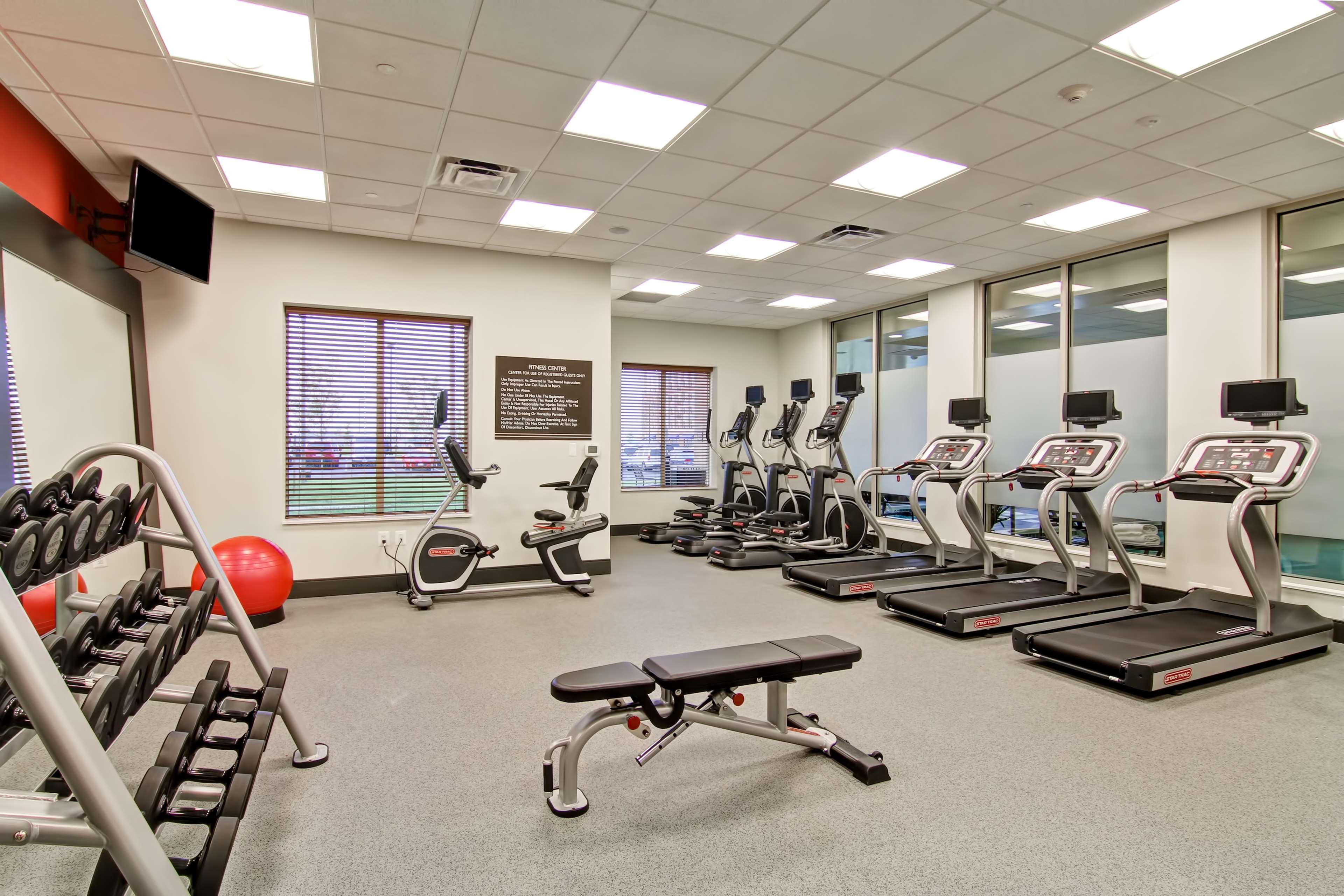 Hilton Garden Inn Woodbridge Dış mekan fotoğraf