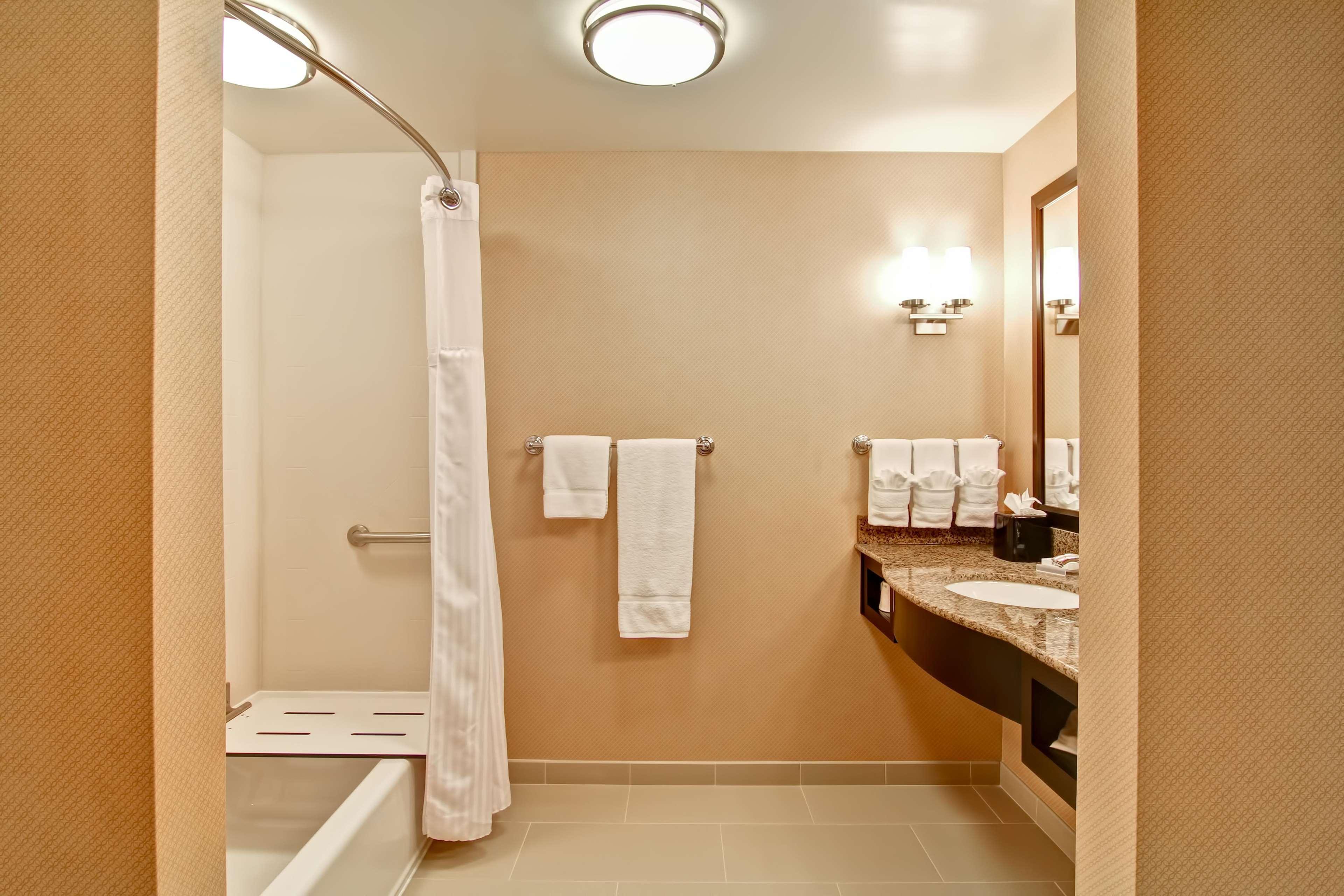 Hilton Garden Inn Woodbridge Dış mekan fotoğraf