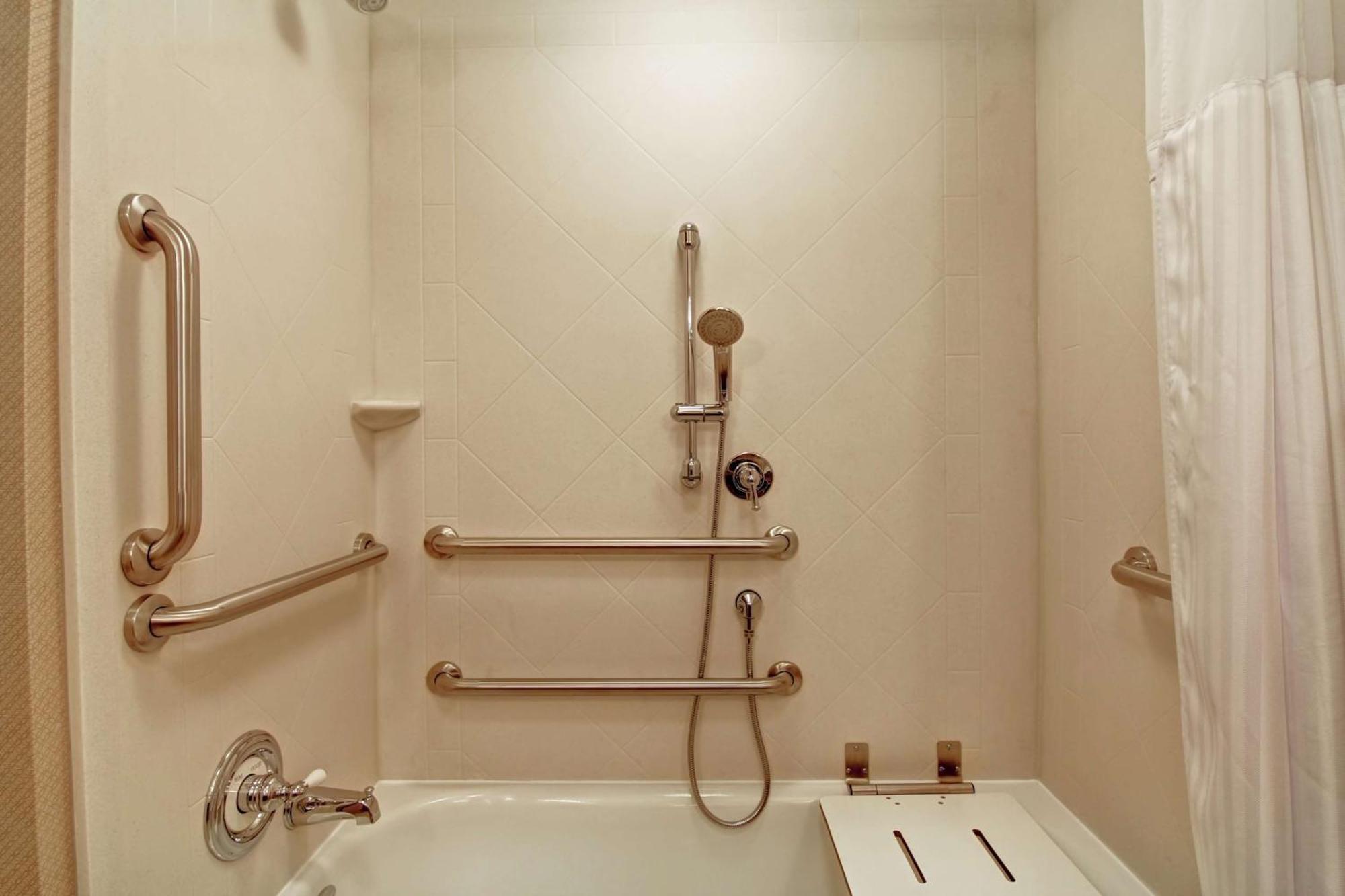 Hilton Garden Inn Woodbridge Dış mekan fotoğraf