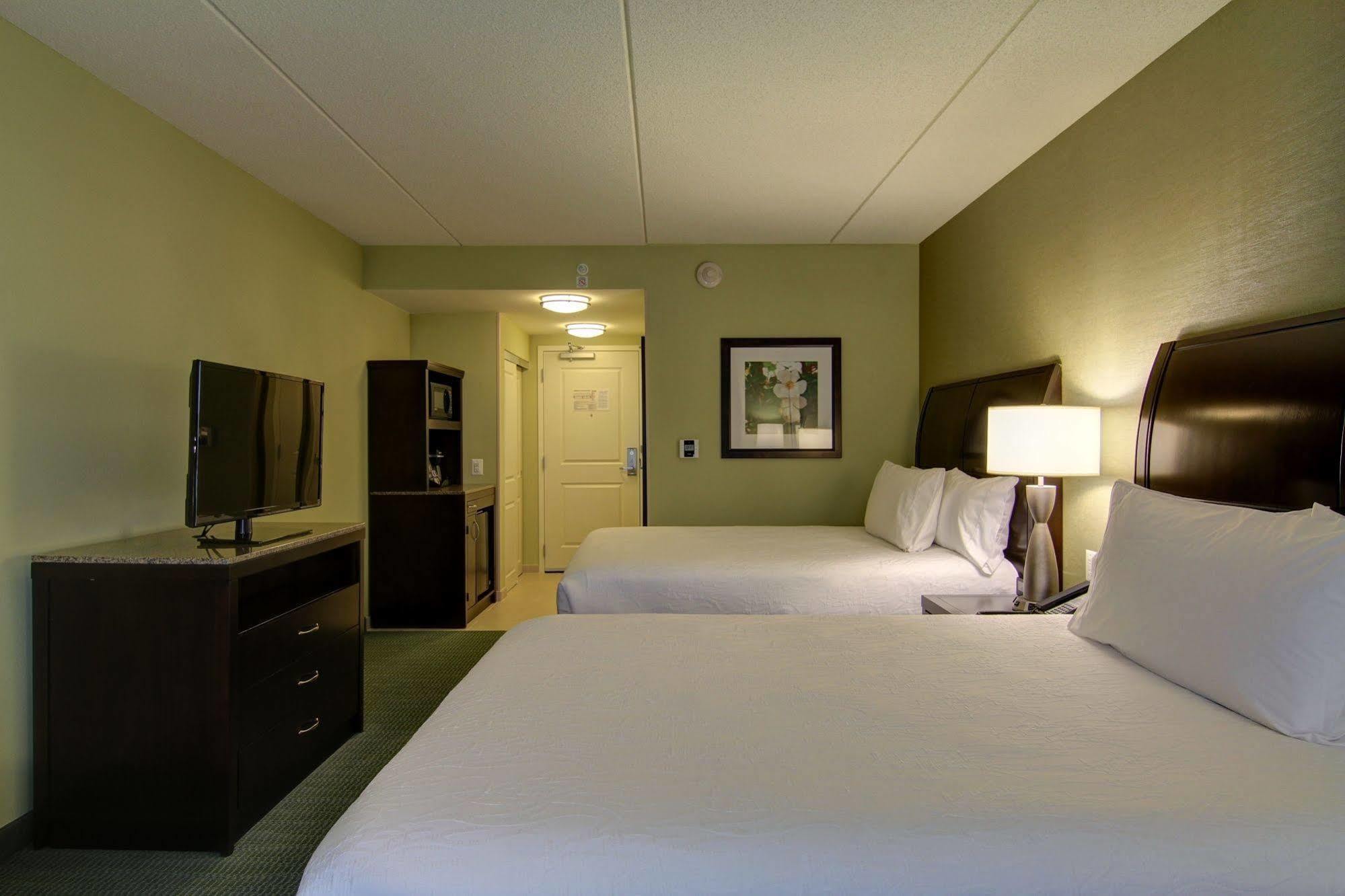 Hilton Garden Inn Woodbridge Dış mekan fotoğraf