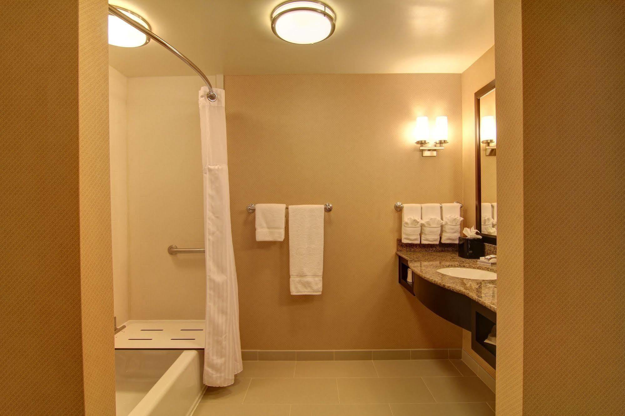 Hilton Garden Inn Woodbridge Dış mekan fotoğraf