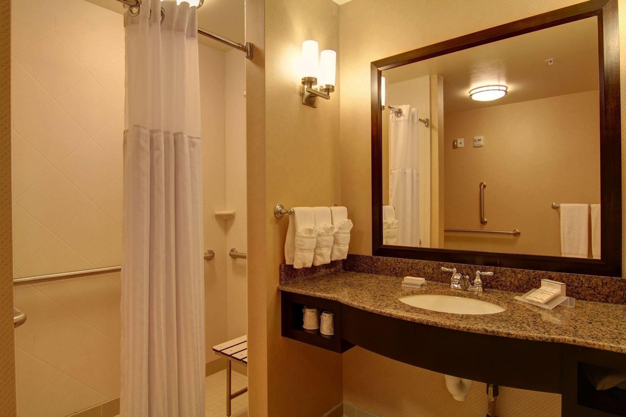 Hilton Garden Inn Woodbridge Dış mekan fotoğraf