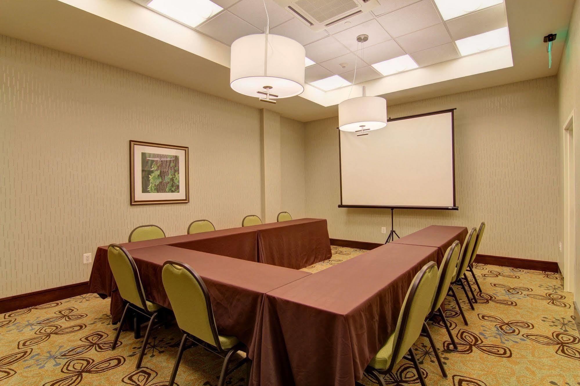 Hilton Garden Inn Woodbridge Dış mekan fotoğraf