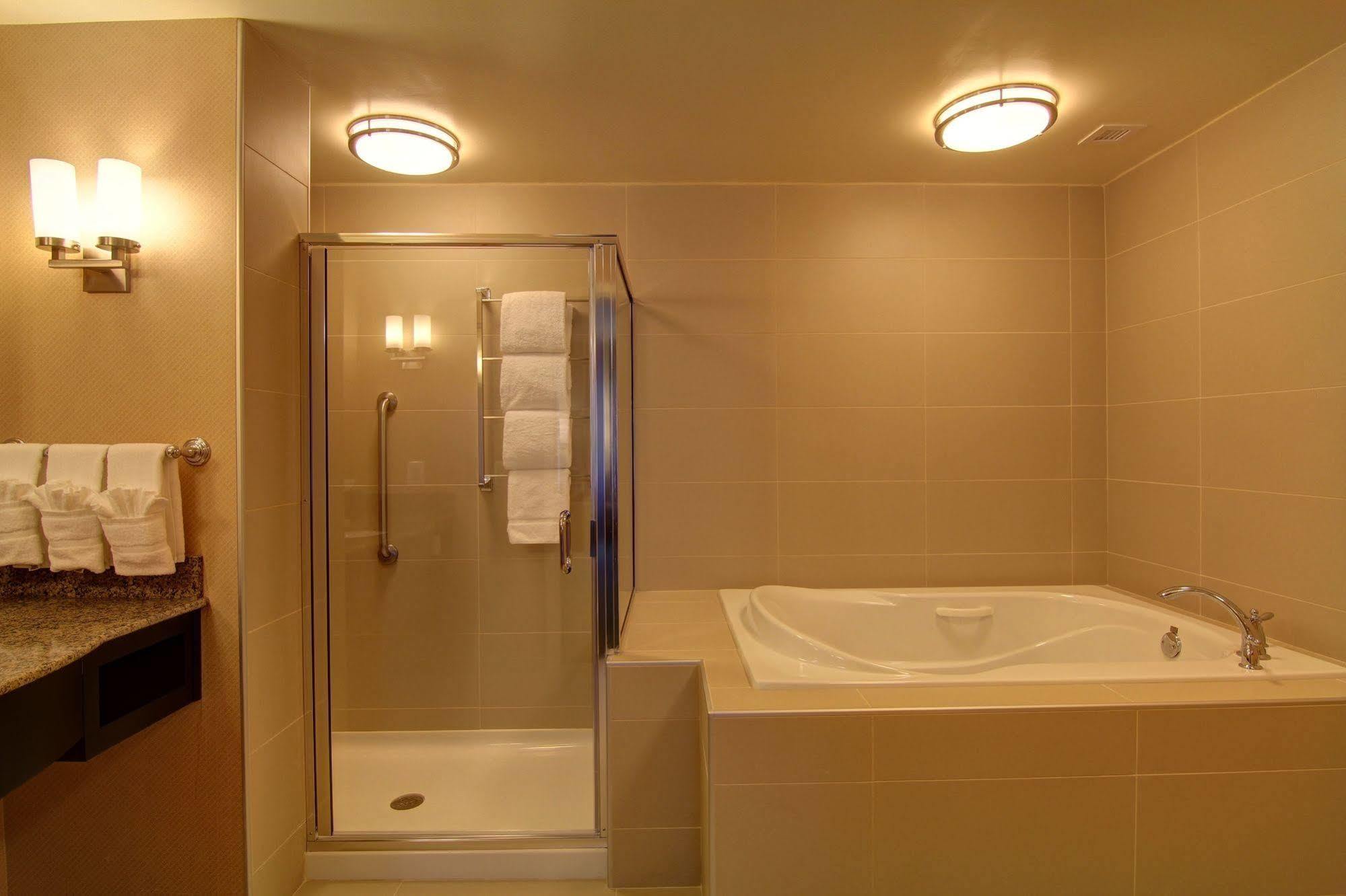 Hilton Garden Inn Woodbridge Dış mekan fotoğraf